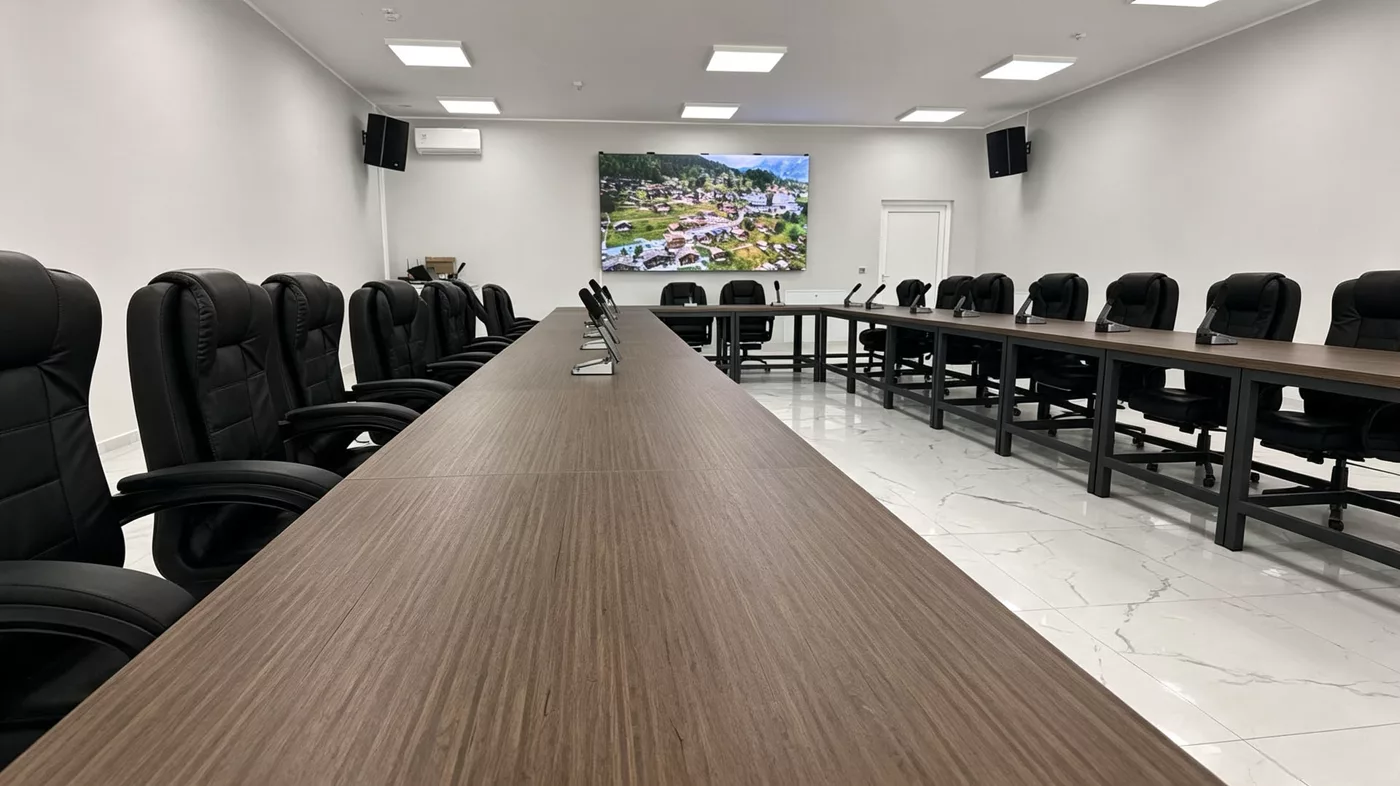 Sala de ședințe cu ecranul LED cu pas redus în funcțiune