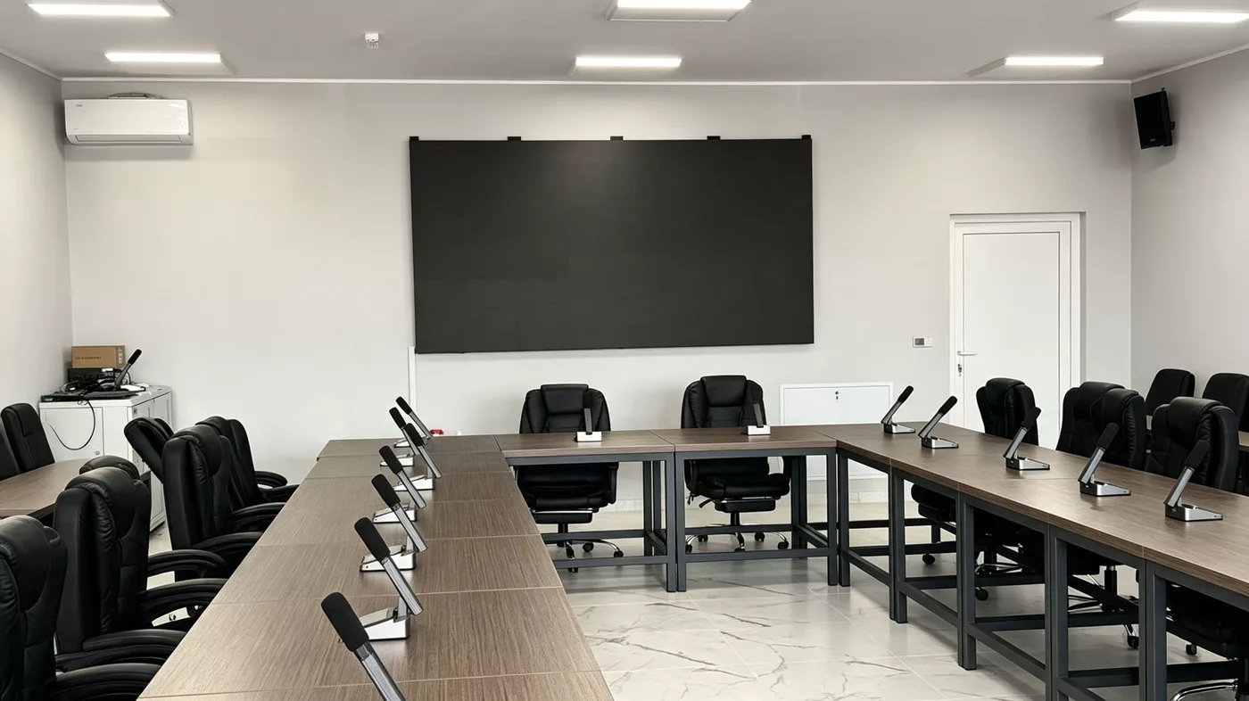 Dispunerea în U a meselor de ședință, cu peretele LED în plan central