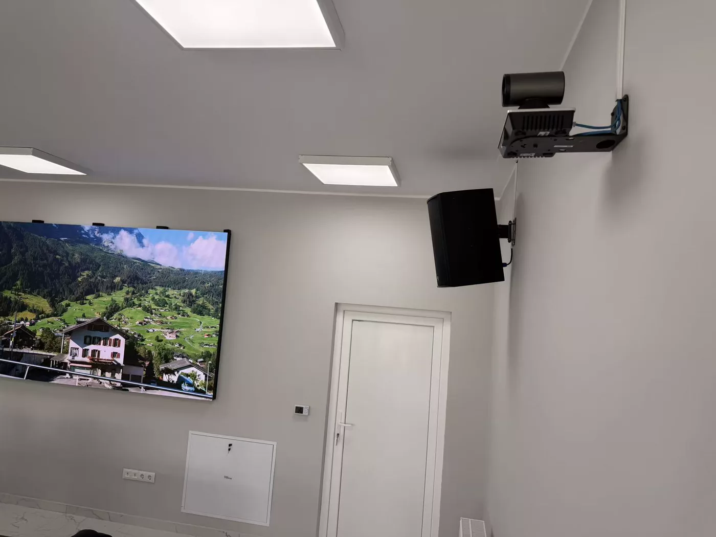 Camera de conferință 4K și difuzoarele sistemului de sonorizare